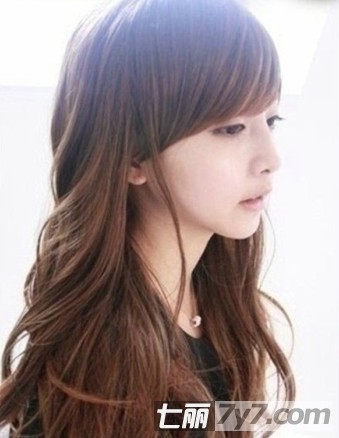 2012秋季流行发型 唯美女生长发发型图片  小编点评:斜刘海 自然的大