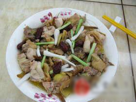 金针菜红枣蒸鸡