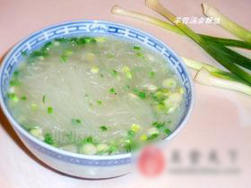 羊骨汤汆粉丝
