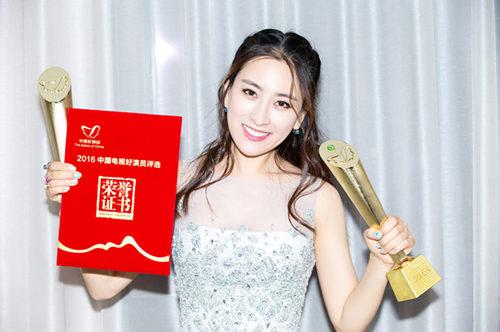 马苏手拿两座奖杯 
